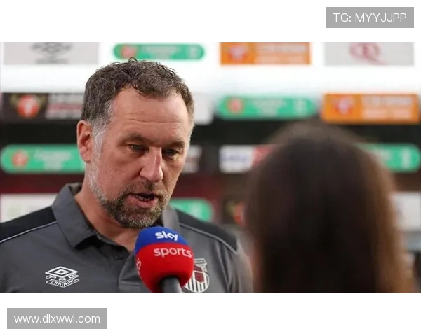 曼联高层酝酿新赛季改革计划主帅引援策略成焦点引发球迷热议 曼联高层酝酿新赛季改革计划主帅引援策略成焦点引发球迷热议